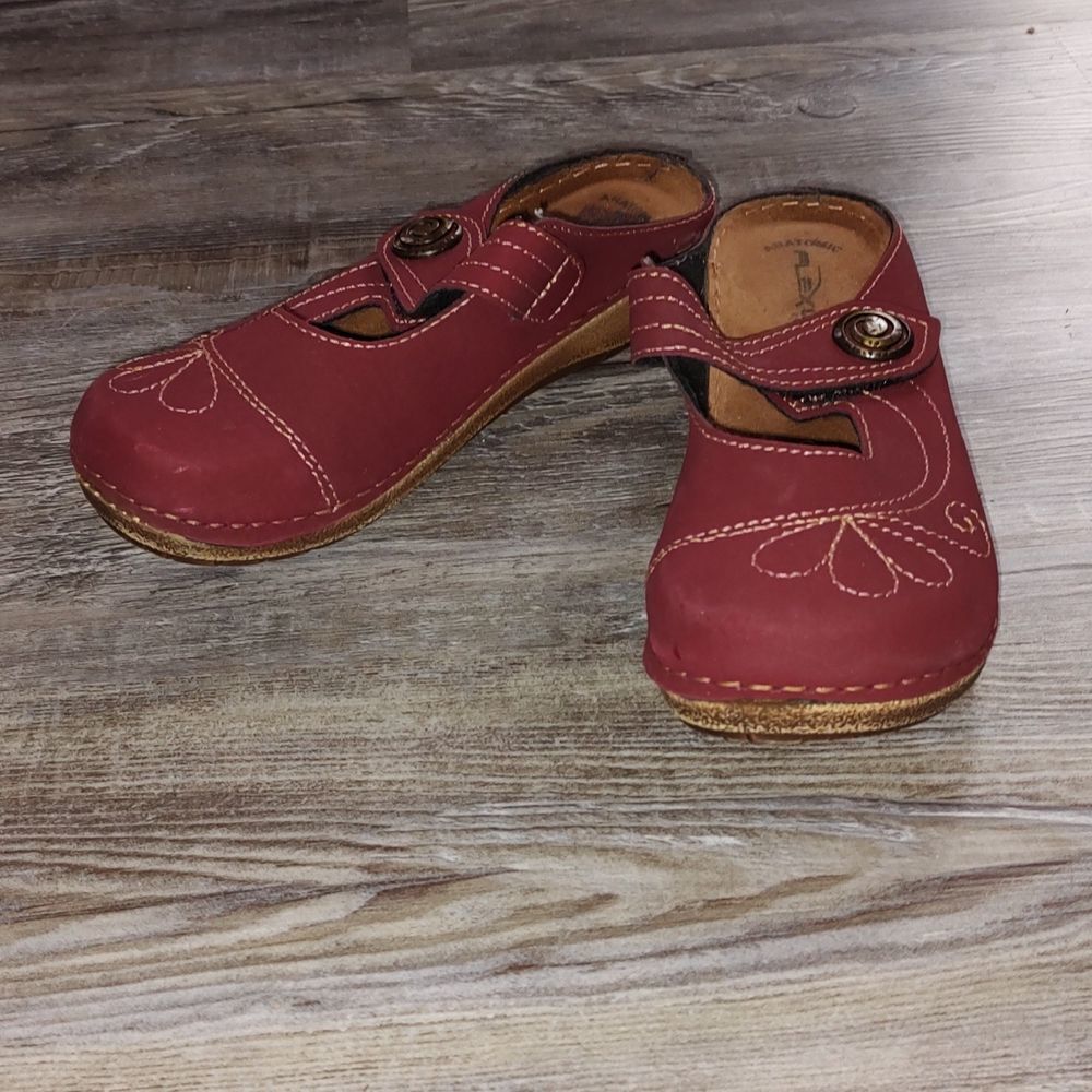 Flexus by Seeing Step maroon clog Sz 7.5
